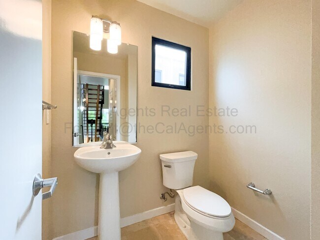 Building Photo - 203 Palisade Dr