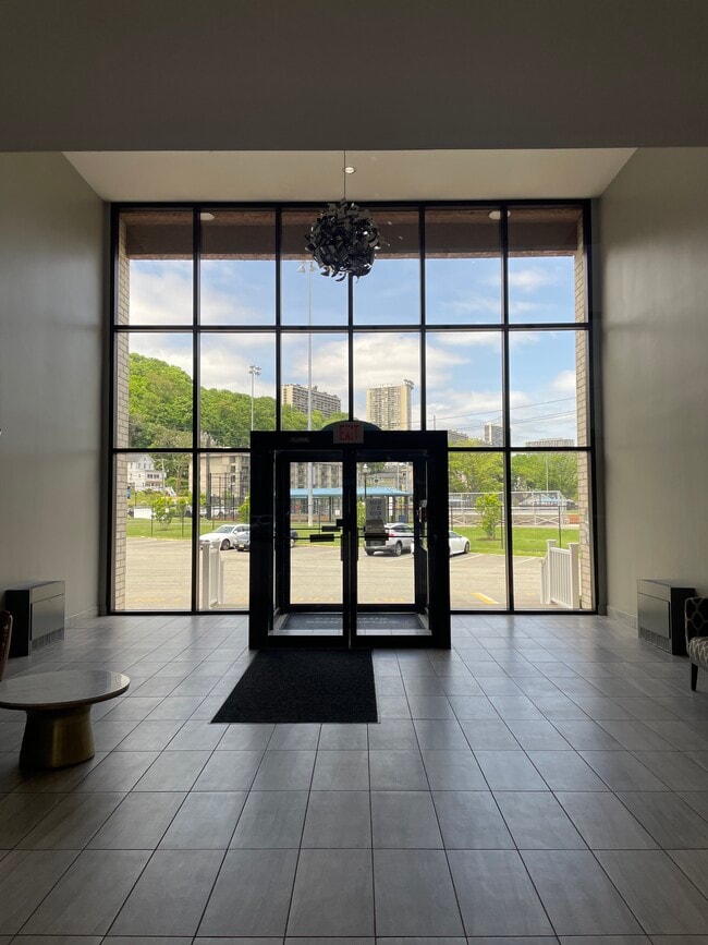 Building Photo - 1111 River Rd