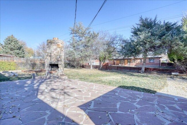 Building Photo - Ranch, no stairs, 1-car garage, fenced yar...