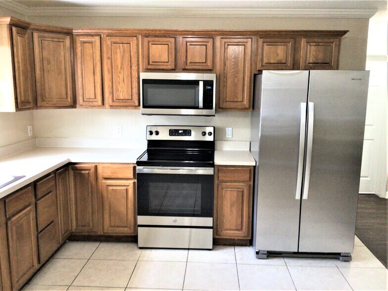 Building Photo - 245 Oak Run Ct