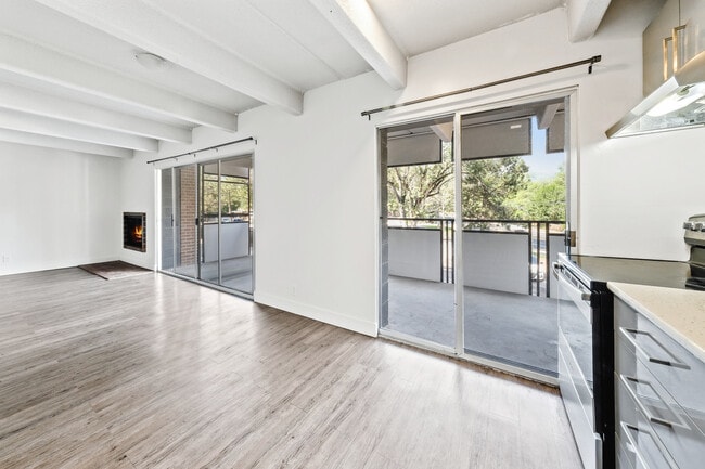 Building Photo - Luxe Tower