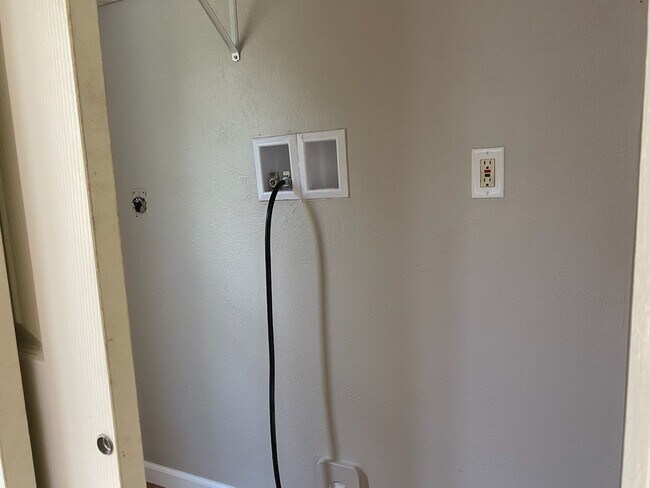 Building Photo - Newly Remodeled 2 Bedroom 1 Bath with Basement