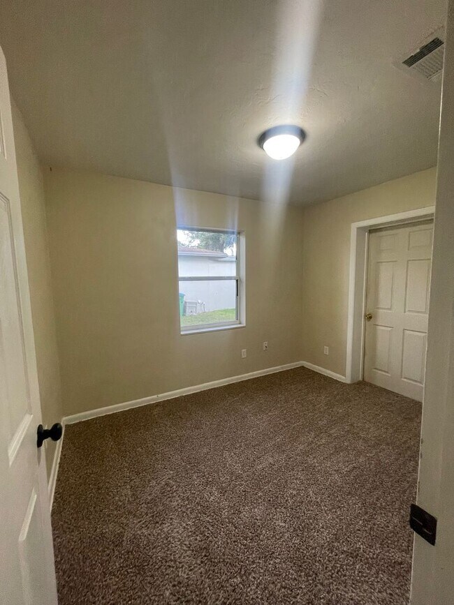 Building Photo - 3 Bed 2 Bath Home | Pet Friendly | Washer ...
