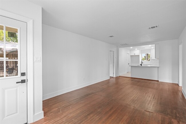 Building Photo - 909 Knight St