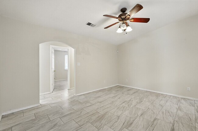 Building Photo - For Rent | 3 Bed / 2 Bath | 2 Car Garage |...