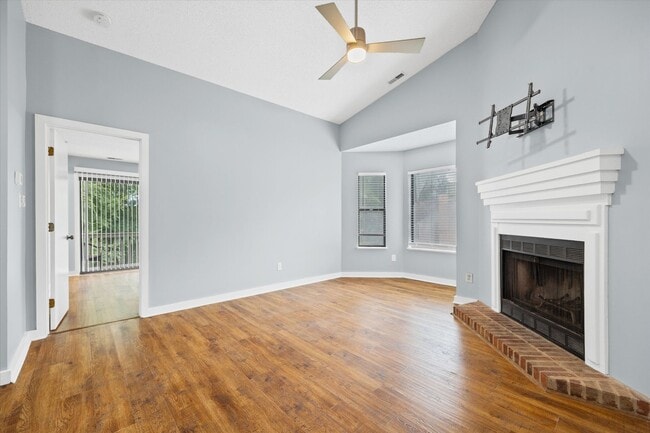 Building Photo - This beautifully maintained 2-bedroom, 2-bath 3rd Floor unit in Lake Wylie Woods is a Gem!