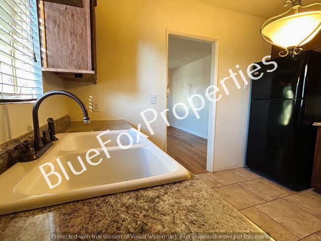 Building Photo - 3021 E Linden St