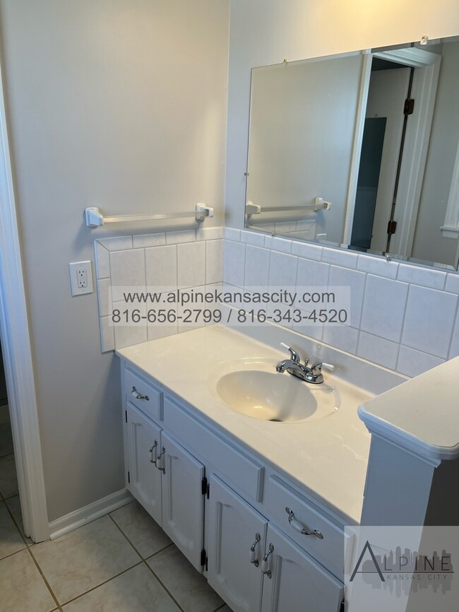 Building Photo - Spacious Parkville Ranch