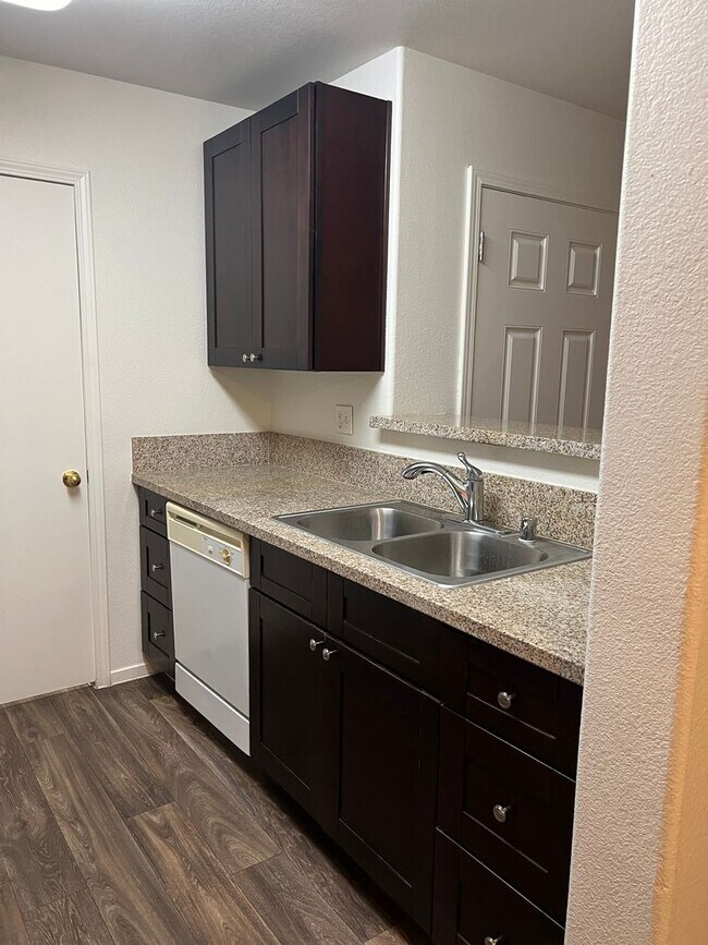 Building Photo - Cute Lower Level Condo