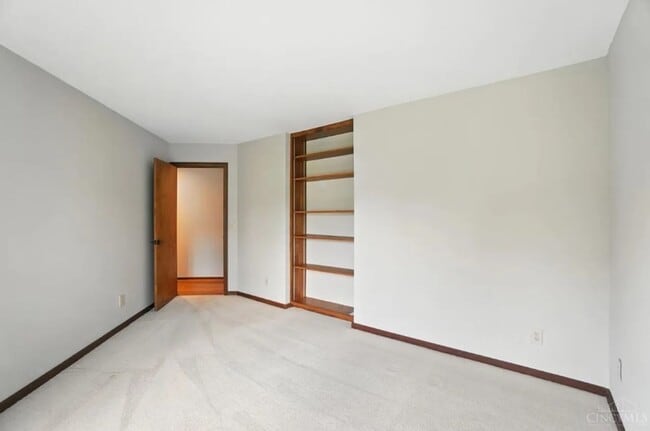 Building Photo - Luxury, Privacy, and Convenience All in One!