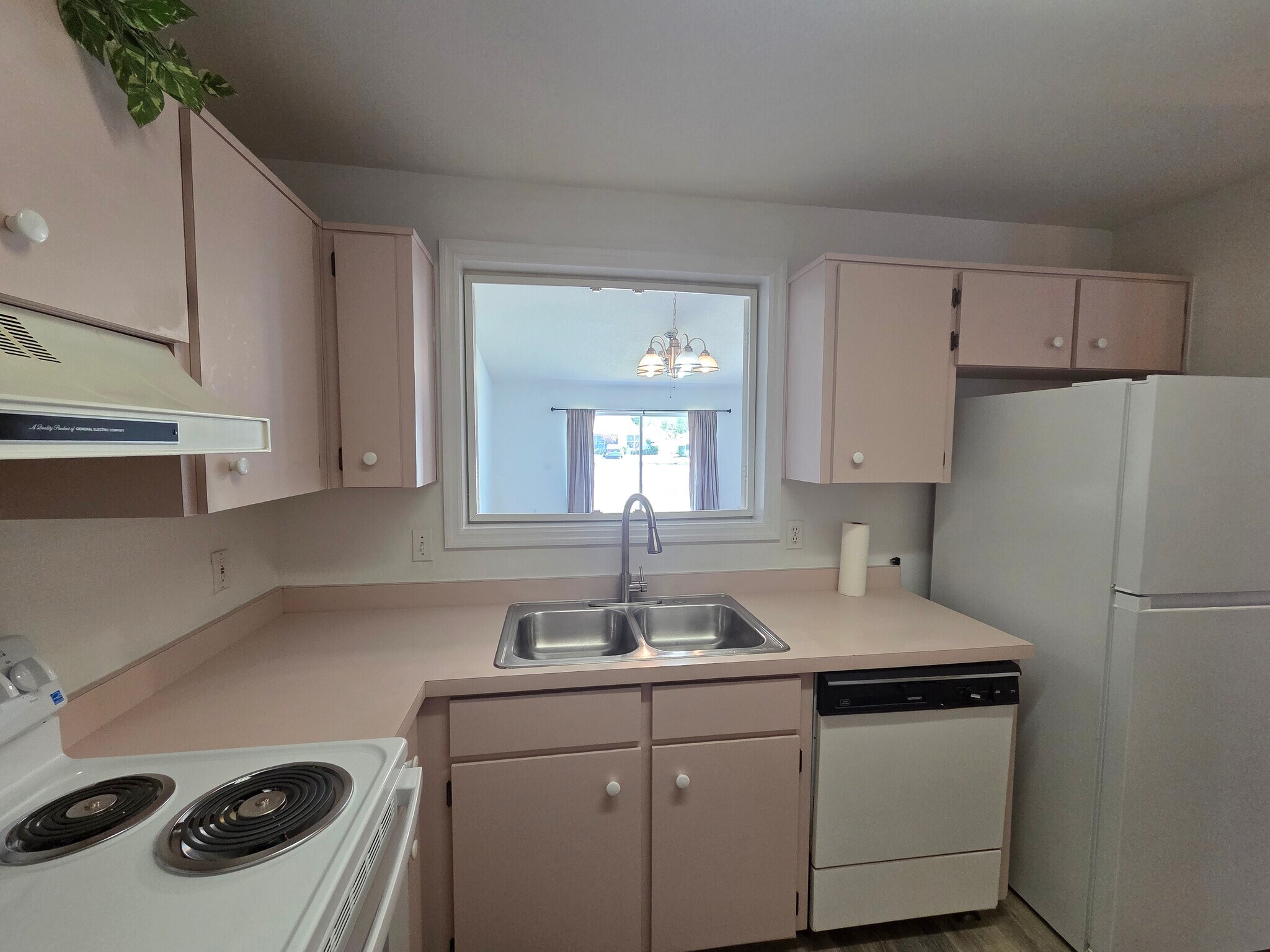 Building Photo - 1632 Tudor Ln