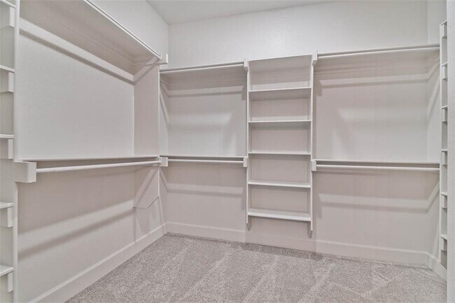 Building Photo - 5 Stoneleigh Ln