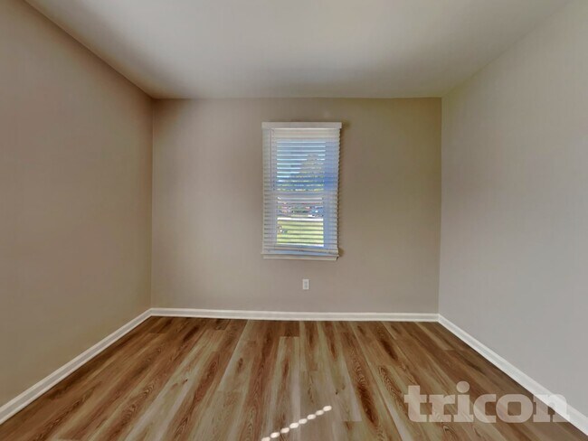 Building Photo - 101 N Lakeside Dr