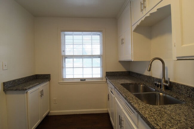 Building Photo - February FREE On This 1 Bedroom 1 Bath Duplex in Navy Hill Area in Olathe