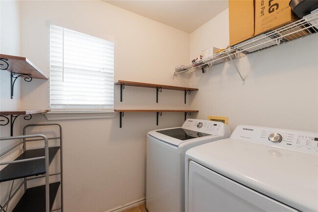 Building Photo - 1329 Amberwood Loop