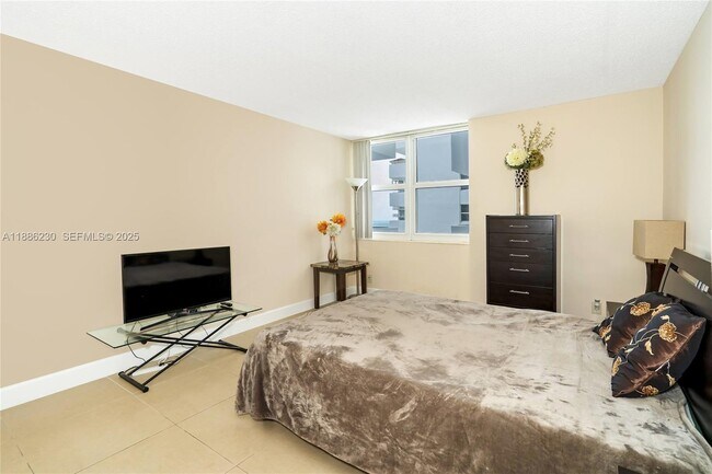 Building Photo - 2030 S Ocean Dr