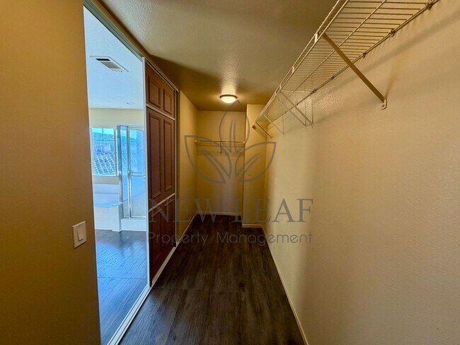 Building Photo - 4 bedroom 3bath 3 car garage in Victorville