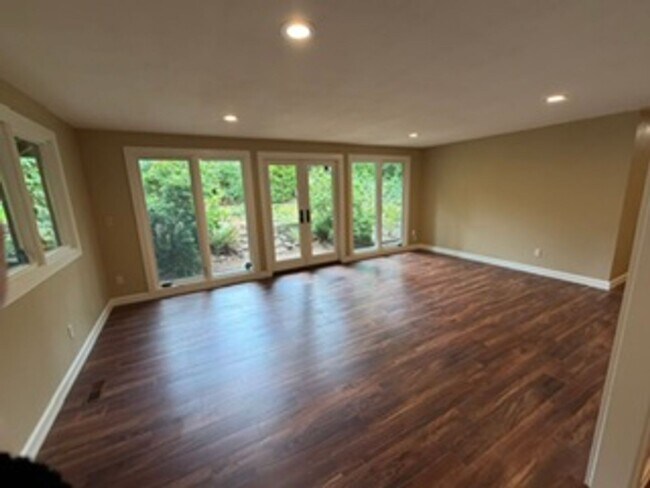 Building Photo - Charming, Spacious, Updated Home in Lake Oswego!
