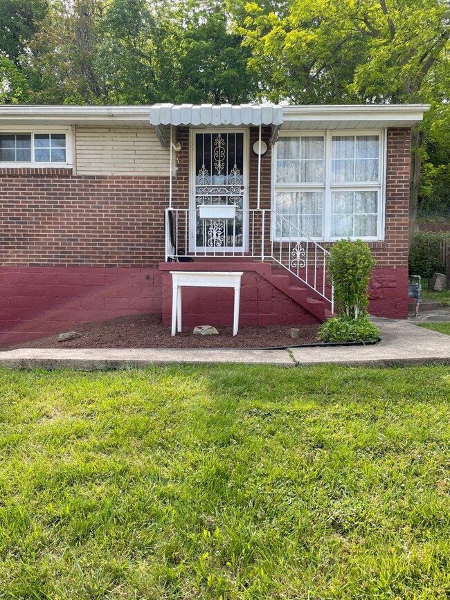 Building Photo - 3 BEDROOM, 1.5 BATH IN PENN HILLS - MOVE-I...