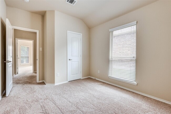 Building Photo - 1028 Lake Woodland Dr