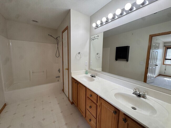 Building Photo - Luxurious 3 Bedroom, 2 Bathroom GORGEOUS townhome!