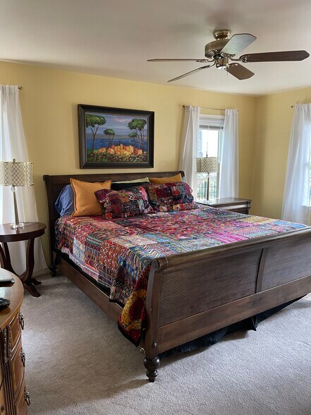 Large master suite with king size bed and walk-in closet - 218 S Washington St
