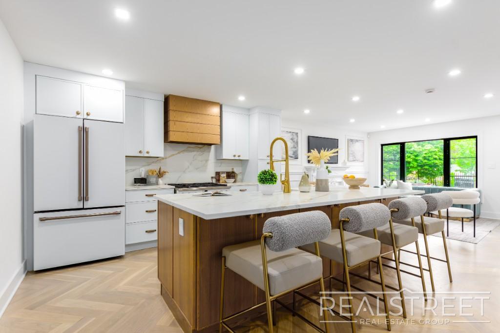 Building Photo - Exquisite 3 BR 3.5 BA Home with Private Pa...
