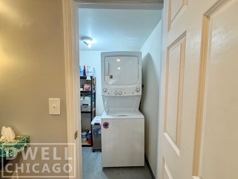 Building Photo - 4625 W Lawrence Ave