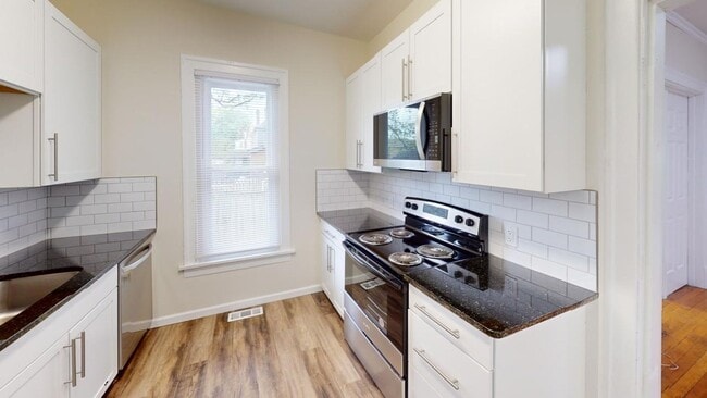 Building Photo - 131 E Northwood Ave