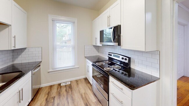 Building Photo - 6 BEDROOMS + 3.5 FULL BATHROOMS Single Family House Available August 20, 2026!  Schedule to see i...