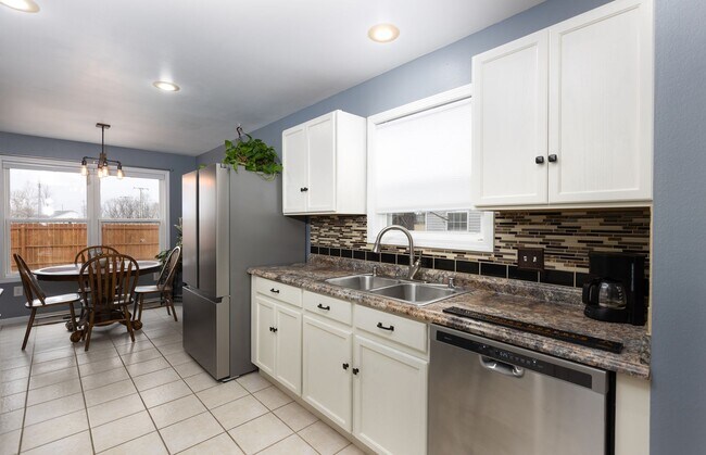 Building Photo - 3bd/2ba home available in November