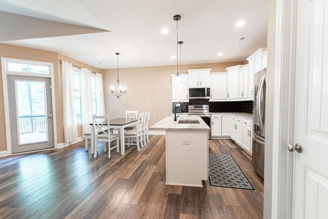 Building Photo - Fantastic Location & Price