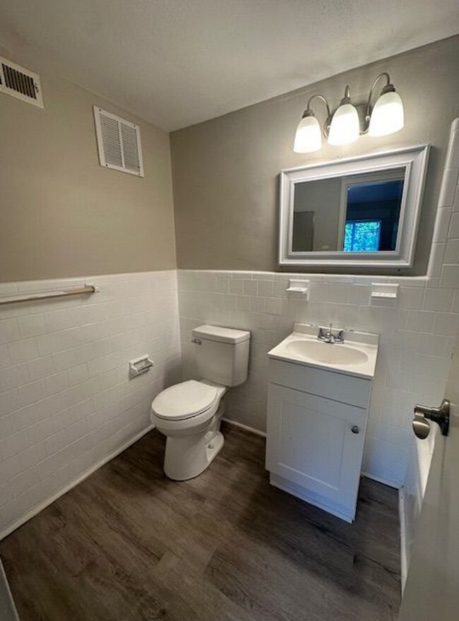 Building Photo - 2304 Riverside Dr