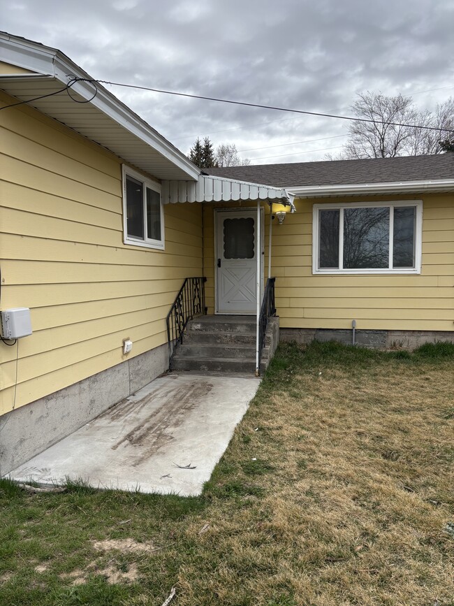 Building Photo - 901 E 800 N