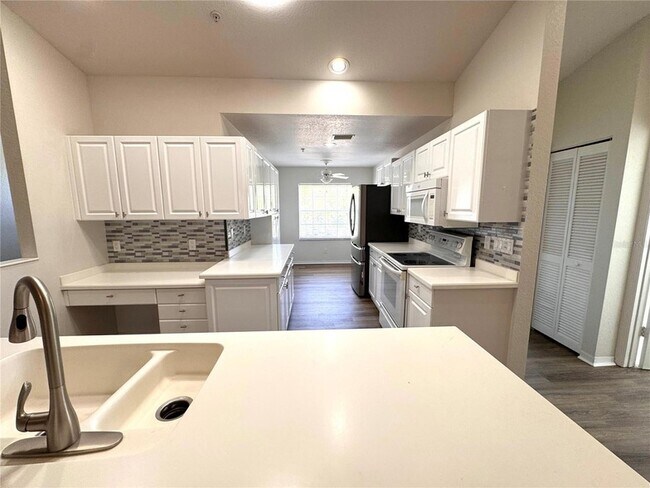 Building Photo - 6629 Pineview Terrace