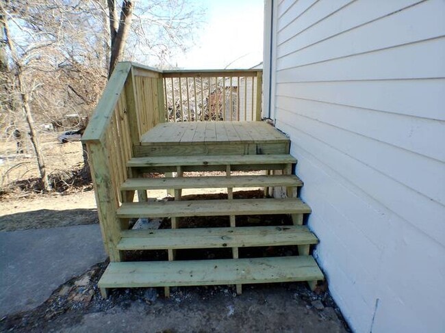 Building Photo - Beautiful 4 bedrooms and 2 full baths with vanity in a beautiful house at Longwood Ave Kansas Cit...