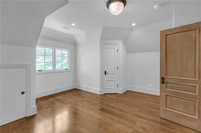 Building Photo - 425 Broadland Rd NW