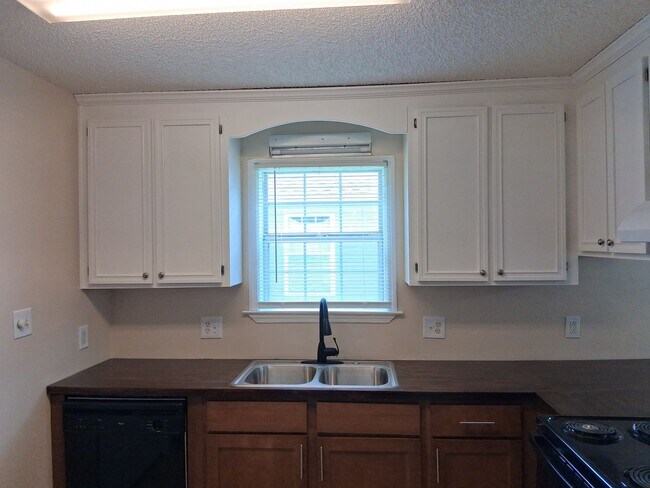 Building Photo - 3BR/2BA Single-Family Home with Versatile Bonus Room & No Carpet!