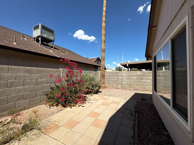 Building Photo - 3 BEDROOM WITH FIREPLACE AND LVP PLANK FLO...