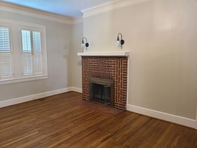 Building Photo - Renovated 3 Bedroom and 2 Bathroom availab...