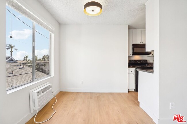 Building Photo - 1352 S Carmelina Ave