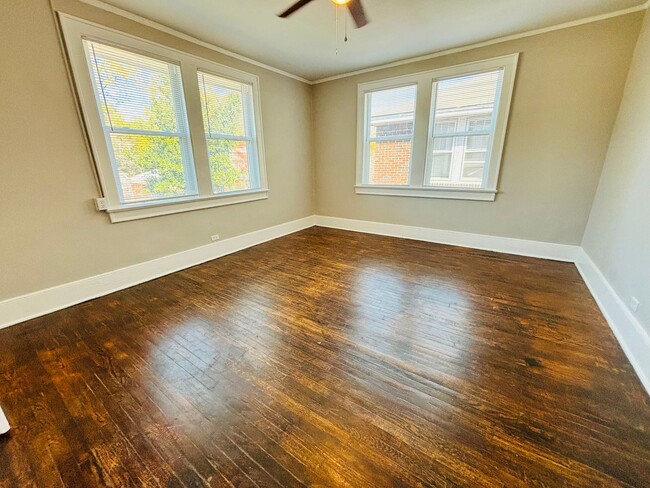Building Photo - Charming Apartment Downtown Columbia