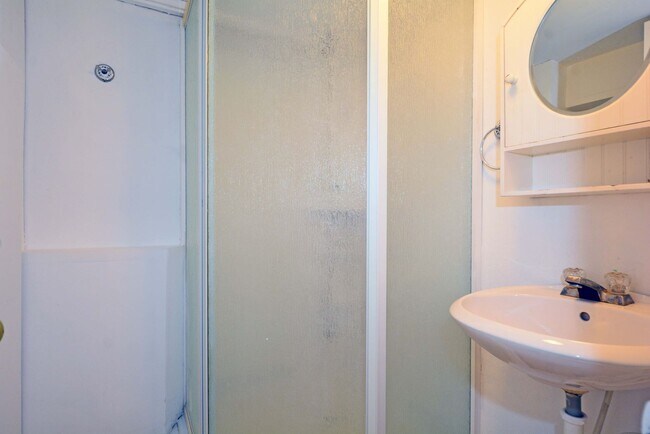 Building Photo - Spacious 4-Bed 3-Bath Home Available Now in NE Minneapolis!