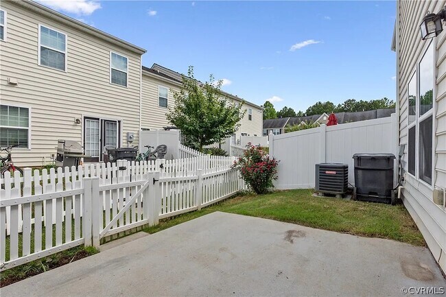 Building Photo - 8127 Creekside Village Dr