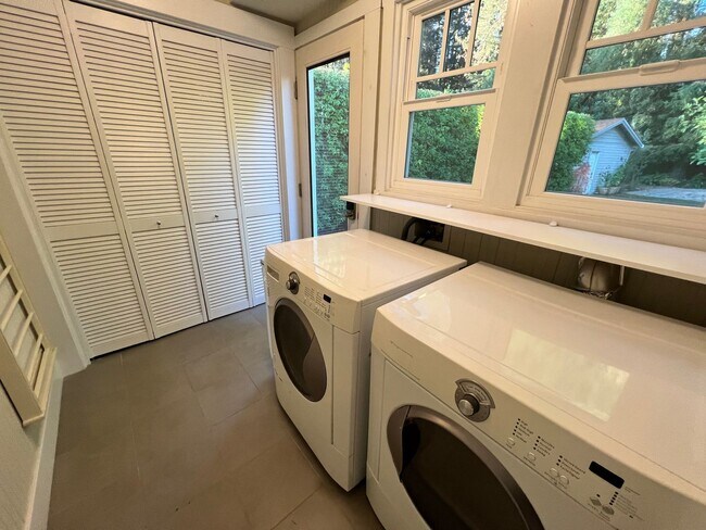 Building Photo - CHARMING TWO BED / ONE BATH HOME ONE BLOCK...