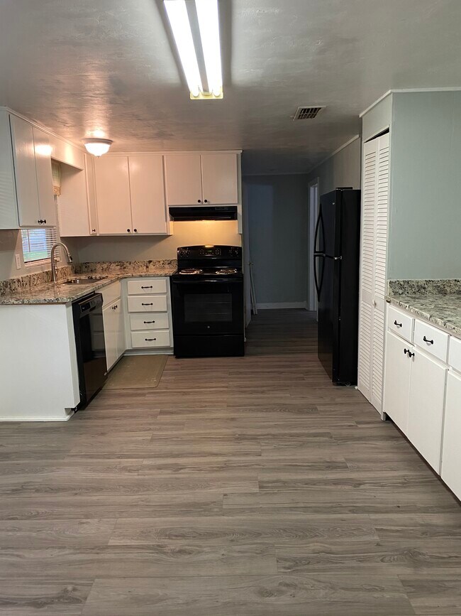 Building Photo - Cactus/Block - 2602