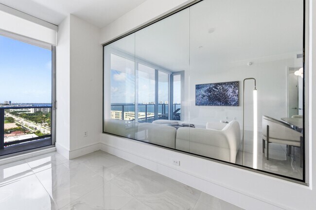 Building Photo - 220 Lake Shore Dr