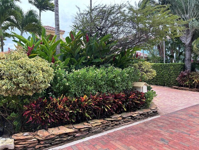 Building Photo - 484 Commodore Cir