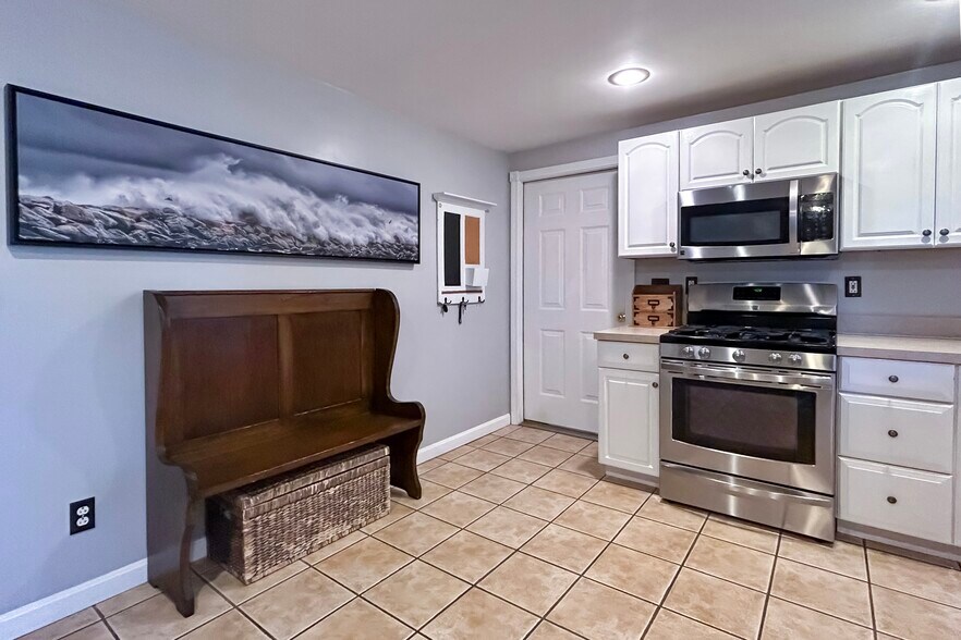 Small bench and storage space - 278 Harrison St