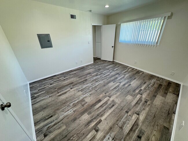 Building Photo - 5382 Circle Dr